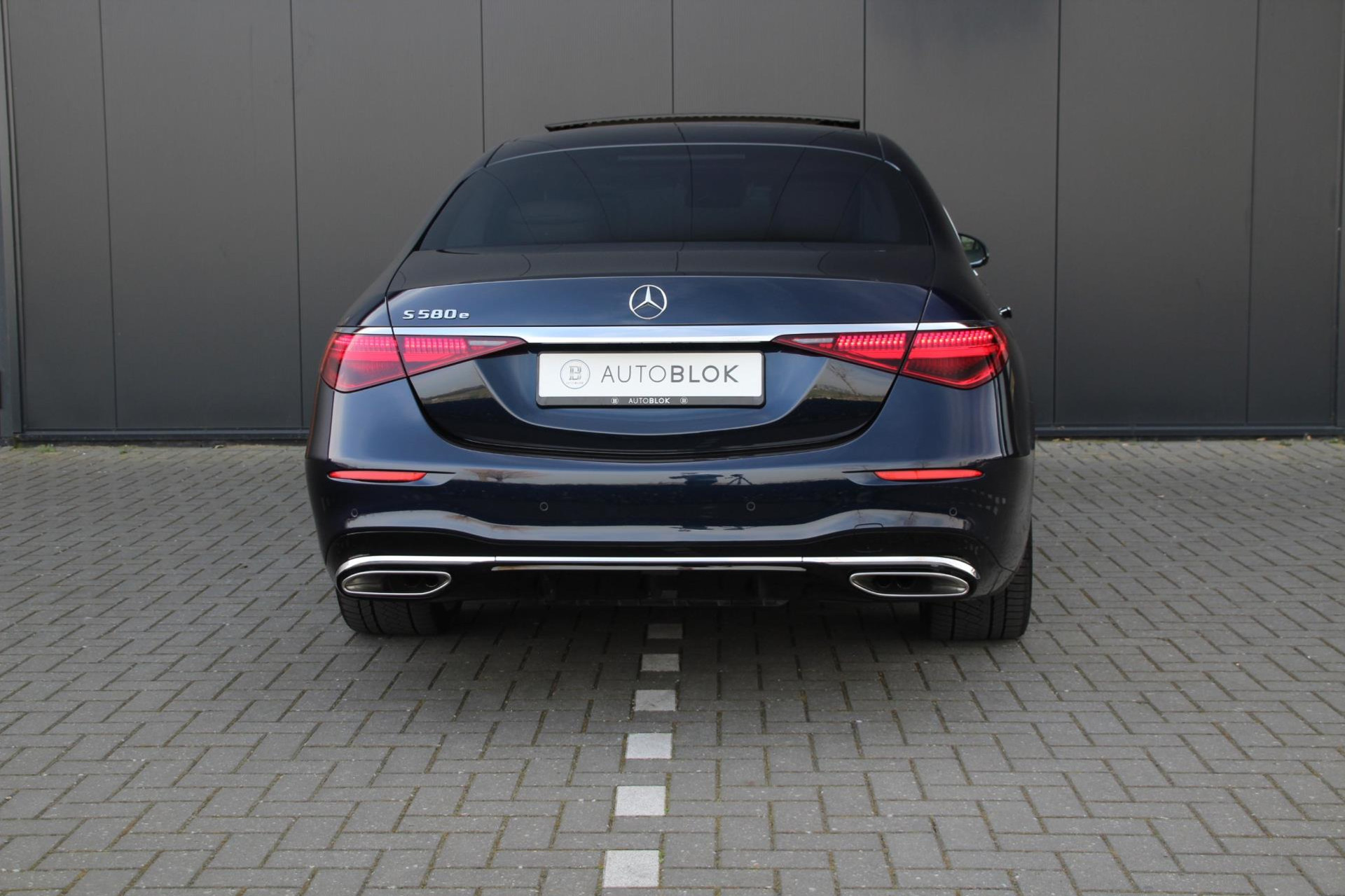 43228614-8.jpg